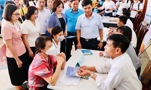 Các doanh nghiệp ở Ninh Bình tuyển dụng lao động thông qua ngày hội việc làm. Ảnh: Nguyễn Trường
