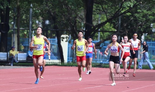 Các vận động viên tham dự giải vô địch điền kinh quốc gia các nội dung tiếp sức năm 2022. Ảnh: Minh Anh
