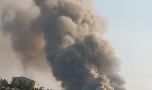 Cột khói bốc cao ngùn ngụt từ vụ cháy cơ sở dệt tại xã Thái Phương (huyện Hưng Hà, tỉnh Thái Bình) chiều ngày 16.10. Ảnh: CTV