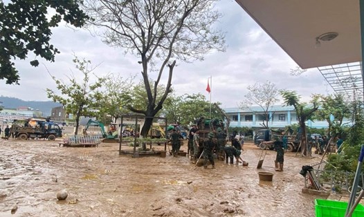 Trường Tiểu học Hồng Quang (quận Liên Chiểu, Đà Nẵng) vẫn ngập trong bùn non nên chưa thể dạy học trở lại. Ảnh: T.M