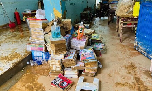 Sách vở của học sinh Trường Tiểu học Hồng Quang (quận Liên Chiểu, Đà Nẵng) bị ngập trong lũ. Ảnh: T.S