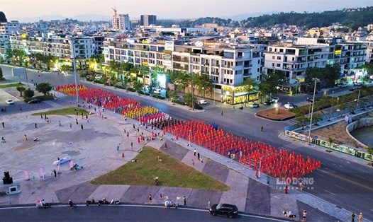 Màn đồng diễn trên nền bài hát "Xinh tươi Việt Nam" của 1500 cán bộ, hội viên phụ nữ Hạ Long. Ảnh: Đoàn Hưng