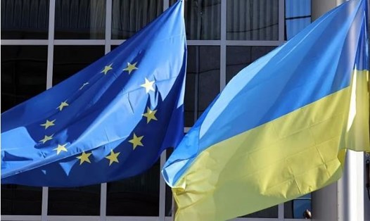 Cờ của Ukraina và cờ EU tại Brussels. Ảnh: AFP