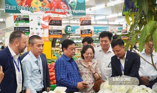 Bộ trưởng Bộ Nông nghiệp và Phát triển nông thôn Lê Minh Hoan kiểm tra kênh bán lẻ tại TPHCM.
