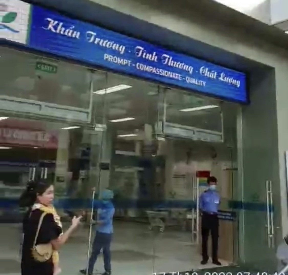 Mẹ con chị Như được lực lượng Cảnh sát giao thông "mở đường" để đi cấp cứu kịp thời. Ảnh: Cục CSGT