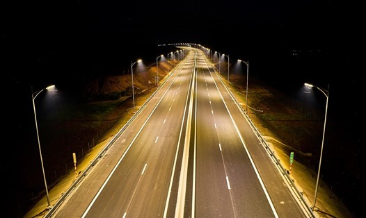 Cao tốc Vân Đồn - Móng Cái về đêm. Ảnh: CTV