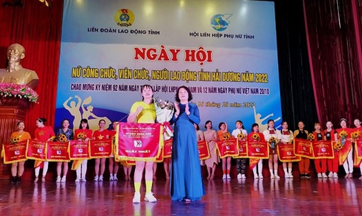 Bà Ngô Thị Thanh Hòa - Chủ tịch LĐLĐ tỉnh Hải Dương trao giải nhất cho đội LĐLĐ huyện Tứ Kỳ. Ảnh: Diệu Thúy