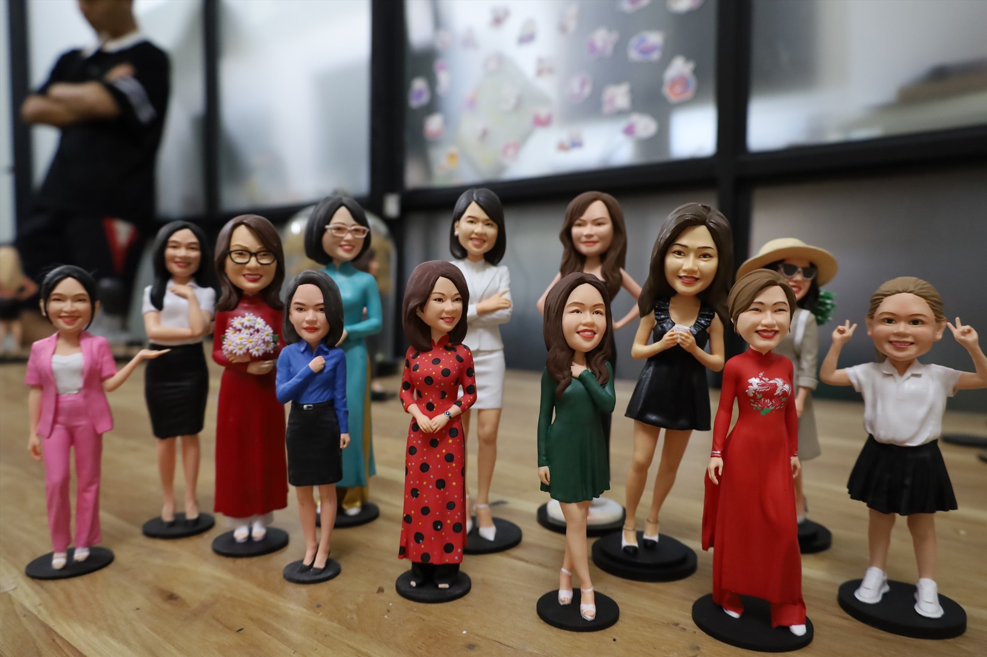 Tượng mini hình người đang là món quà lưu niệm được rất nhiều người ưa chuộng trong dịp 20.10. Ảnh: Nguyễn Thúy.