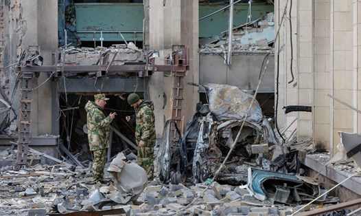 Tòa nhà chính quyền thành phố Donetsk bị pháo kích, ngày 16.10.2022. Ảnh: Reuters
