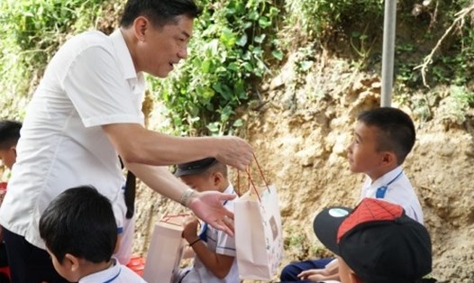 GS.TS Thái Văn Thành - Giám đốc Sở Giáo dục và Đào tạo Nghệ An tặng quà cho học sinh miền núi. Ảnh: Hồ Lài