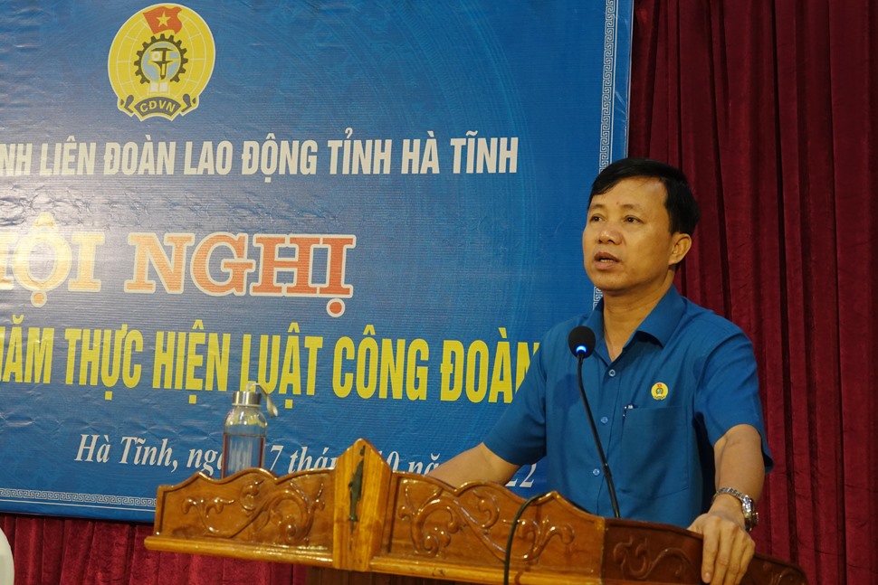 Ông Nguyễn Văn Danh - Chủ tịch Liên đoàn Lao động Hà Tĩnh phát biểu tại hội nghị 10 năm thực hiện Luật Công đoàn của Liên đoàn Lao Động Hà Tĩnh tổ chức sáng 17.10. Ảnh: Trần Tuấn.