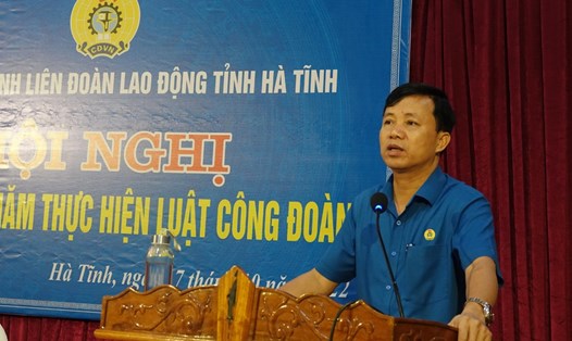 Ông Nguyễn Văn Danh - Chủ tịch Liên đoàn Lao động Hà Tĩnh phát biểu tại hội nghị 10 năm thực hiện Luật Công đoàn của Liên đoàn Lao Động Hà Tĩnh tổ chức sáng 17.10. Ảnh: Trần Tuấn.