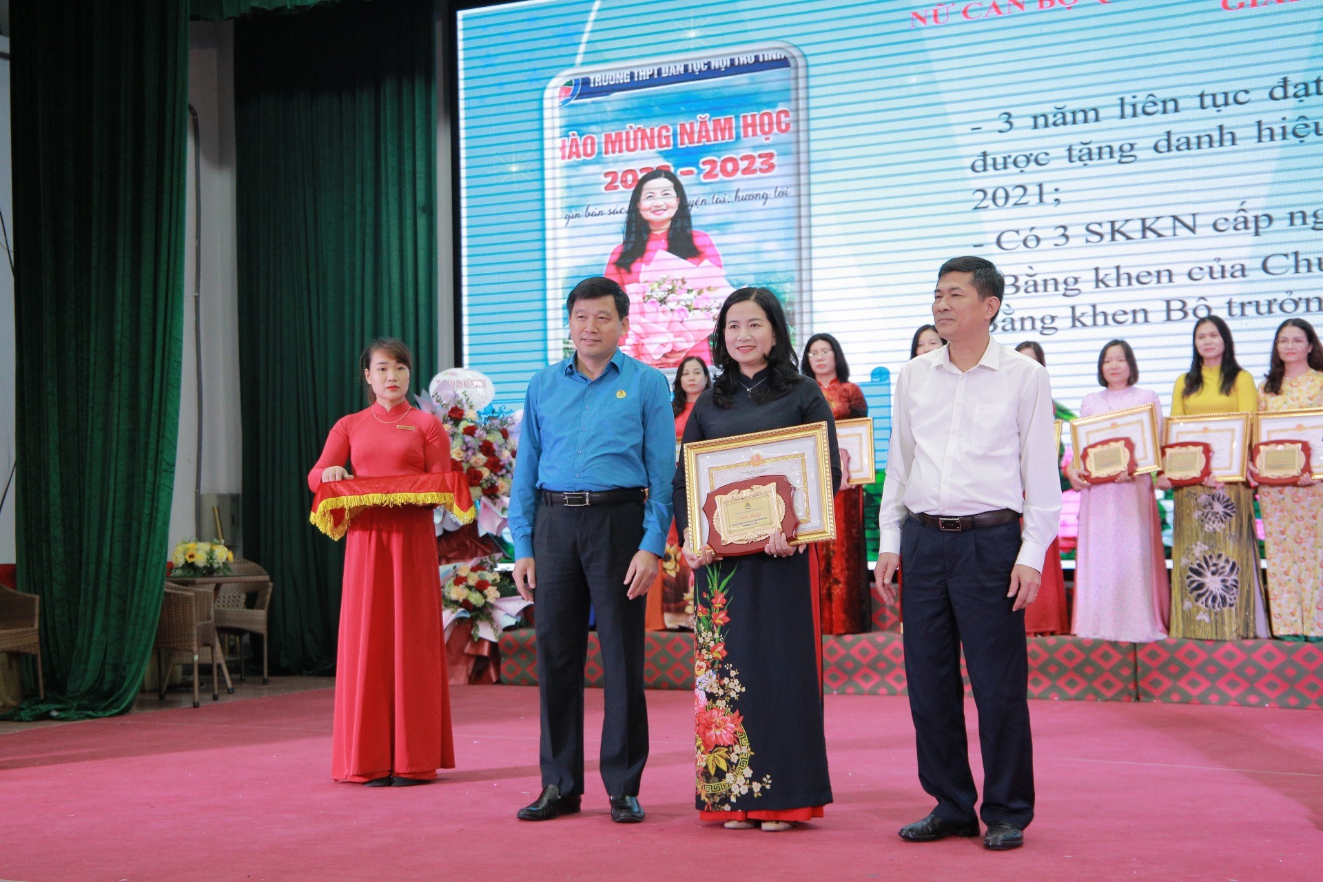 Đồng chí Kha Văn Tám và Thái Văn Thành biểu dương, khen thưởng các nữ cán bộ quản lý, cán bộ công đoàn tiêu biểu. Ảnh: VĂN AN