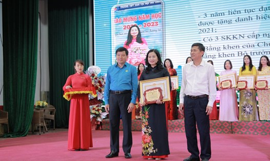 Đồng chí Kha Văn Tám và Thái Văn Thành biểu dương, khen thưởng các nữ cán bộ quản lý, cán bộ công đoàn tiêu biểu. Ảnh: VĂN AN