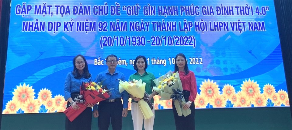 “Giữ gìn hạnh phúc gia đình thời 4.0” là chủ đề Tọa đàm do Liên đoàn Lao động quận Bắc Từ Liêm tổ chức nhân kỷ niệm 92 năm ngày thành lập Hội Liên hiệp phụ nữ Việt Nam. Ảnh: CĐQ
