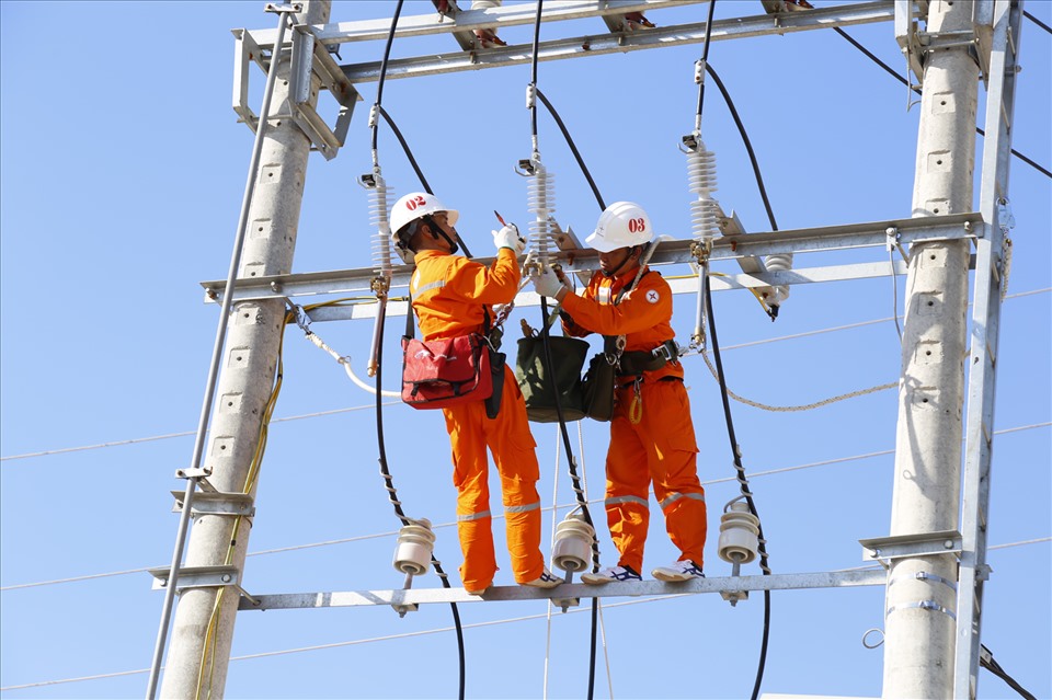 Người lao động ngành điện. Ảnh: CĐĐL