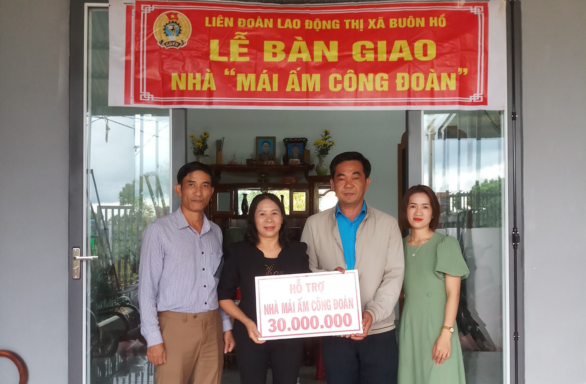 Ông Phan Hoàng Sơn - Chủ tịch LĐLĐ thị xã Buôn Hồ, tỉnh Đắk Lắk trao kinh phí hỗ trợ nhà cho gia đình chị Tô Thị Quý. Ảnh: T.X