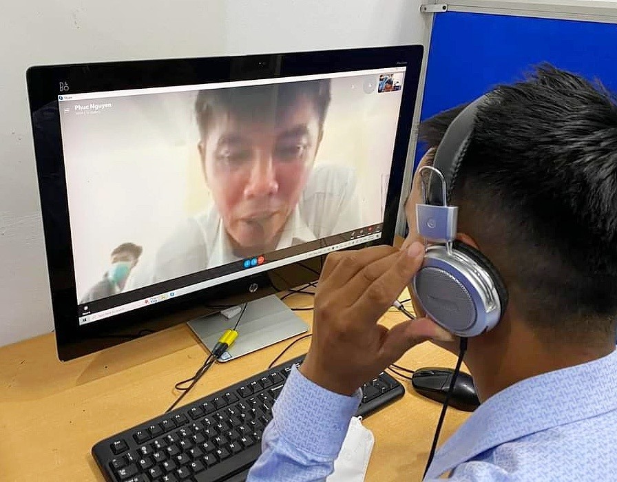 Doanh nghiệp phỏng vấn trực tuyến với người lao động. Ảnh: AT