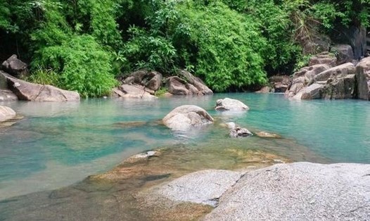 Suối đá thu hút với nhiều khung cảnh và làn nước trong xanh mát lạnh.
