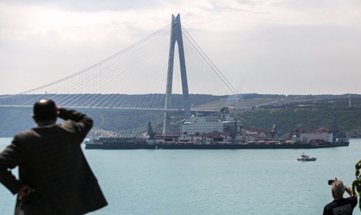 Các đoạn ngoài khơi của đường ống TurkStream trên eo biển Bosphorus ở Istanbul, Thổ Nhĩ Kỳ. Ảnh: AFP