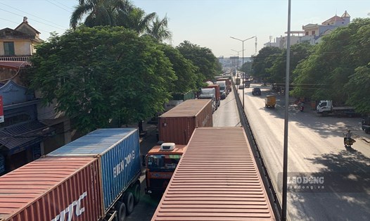 Tai nạn liên hoàn 3 xe container gây tắc đường cả cây số tại Hải Phòng. Ảnh: Thiên Hà.