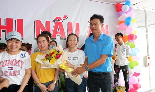 Công đoàn cơ sở công ty TNHH Pousung Việt Nam trao thưởng cho các đội đạt giải. Ảnh: CĐ Pousung
