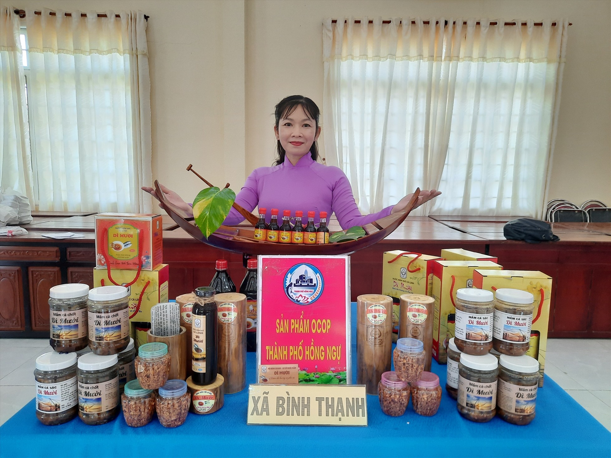 Trưng bày, giới thiệu sản phẩm tại buổi họp mặt.