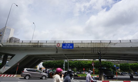 Nhịp chính giữa cầu vượt Nguyễn Hữu Cảnh bị võng xuống sau sự cố đứt cáp ngầm. Ảnh: Minh Quân