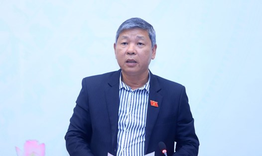 Ông Nguyễn Hoàng Mai, Phó Chủ nhiệm Ủy ban Xã hội của Quốc hội trả lời tại họp báo. Ảnh: PV