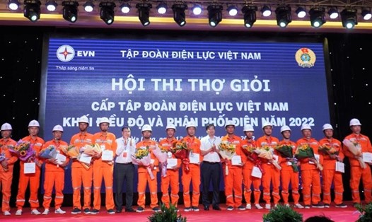 Ông Trần Ngọc Thơ (thứ 4 từ trái qua) đạt giải Nhất tập thể nghề Quản lý vận hành đường dây và TBA trung hạ áp. Ảnh: T.N