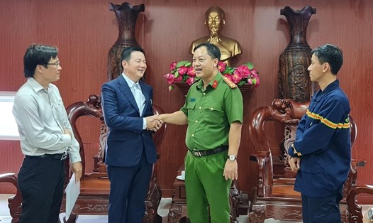 Ông Phan Thanh Hào xúc động bày tỏ cảm kích khi lần đầu tiên được chứng kiến lực lượng Cảnh sát PCCC dũng cảm, nỗ lực cứu chữa vụ cháy bảo vệ an toàn cho người dân. Ảnh: PC07