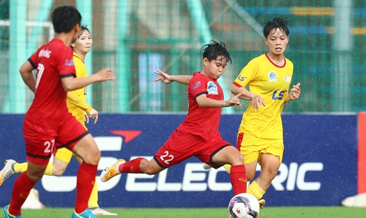 Đội nữ Hà Nội I (áo đỏ) tạm vượt mặt đội nữ TPHCM I sau chiến thắng sớm tại vòng 11 Giải nữ vô địch quốc gia - Cúp Thái Sơn Bắc 2022. Ảnh: VFF