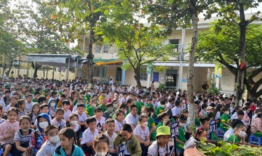 Học sinh Trường Tiểu học Duy Tân (quận Liên Chiểu, Đà Nẵng) được hướng dẫn các kỹ năng an toàn sau bão lũ để tránh một số bệnh ngoài da, tiêu chảy.... Ảnh: Hà Nguyên