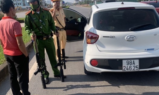 Lực lượng CSGT - CATP Bắc Giang phát hiện 2 khẩu súng nén trên xe của tài xế Nguyễn Văn Quân.
