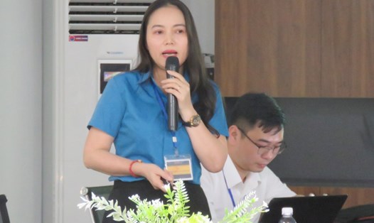 Bà Hà Thị Lê Na - Phó Trưởng ban Tuyên giáo - Nữ công Liên đoàn Lao động tỉnh Hà Tĩnh đã truyền đạt những nội dung về xây dựng gia đình hạnh phúc. Ảnh: CĐ.