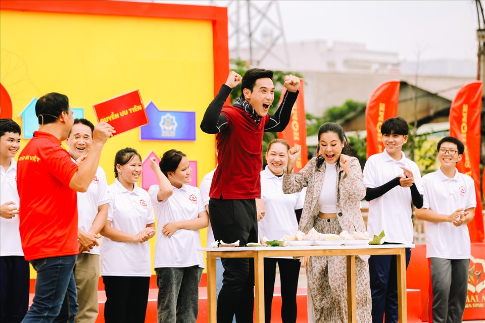 Nam Thư - Thuận Nguyễn giúp đỡ các em nhỏ mồ côi. Ảnh: CTCC.