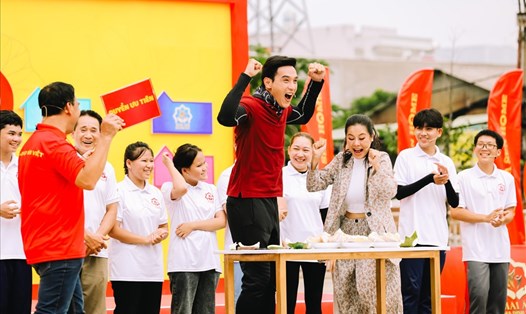 Nam Thư - Thuận Nguyễn giúp đỡ các em nhỏ mồ côi. Ảnh: CTCC.