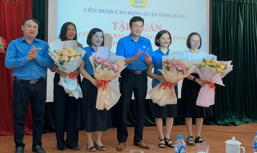 Tại hội nghị, tổ chức tặng hoa chúc mừng các đồng chí lãnh đạo, đại diện cán bộ công đoàn nữ nhân Ngày Phụ nữ Việt Nam 20.10. Ảnh: TH.
