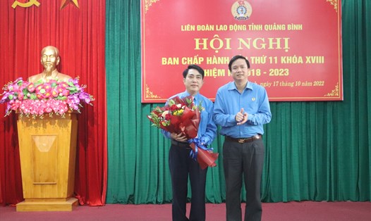 Lãnh đạo LĐLĐ tỉnh Quảng Bình chúc mừng đồng chí Phan Thanh Lân. Ảnh: LPL