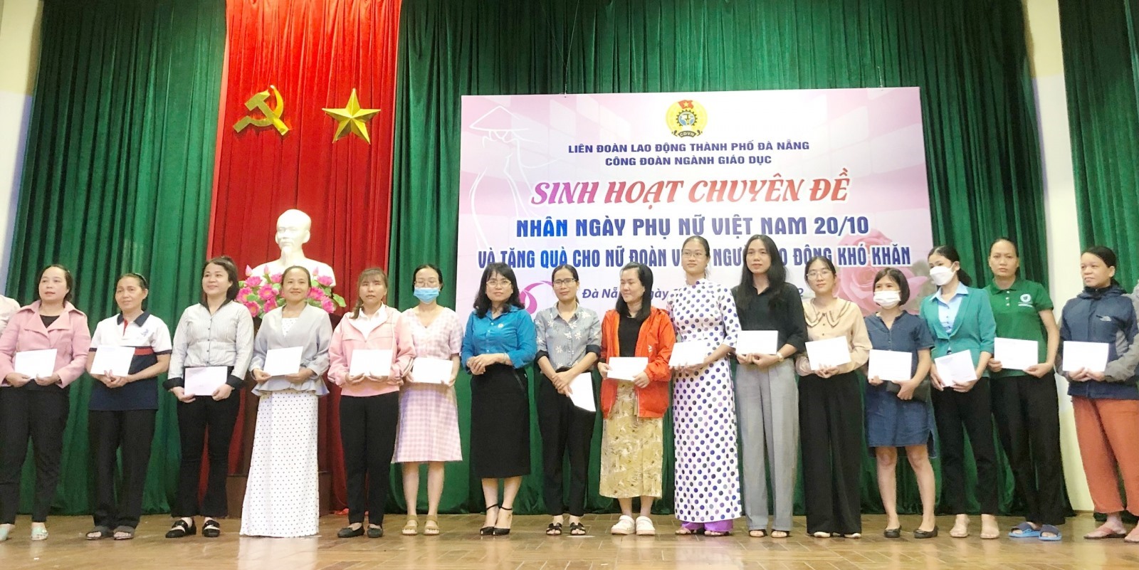 Công đoàn Giáo dục Đà Nẵng tặng quà cho đoàn viên nữ nhân dịp 20.10. Ảnh: T.M