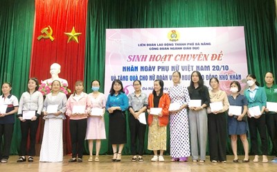 Công đoàn Giáo dục Đà Nẵng tặng quà cho đoàn viên nữ nhân dịp 20.10. Ảnh: T.M
