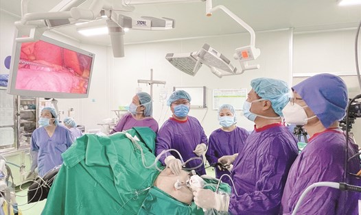Các bác sĩ Bệnh viện Hữu nghị Việt Đức đang phẫu thuật tạo hình dạ dày ống đứng điều trị béo phì cho bệnh nhân. Ảnh: BVCC