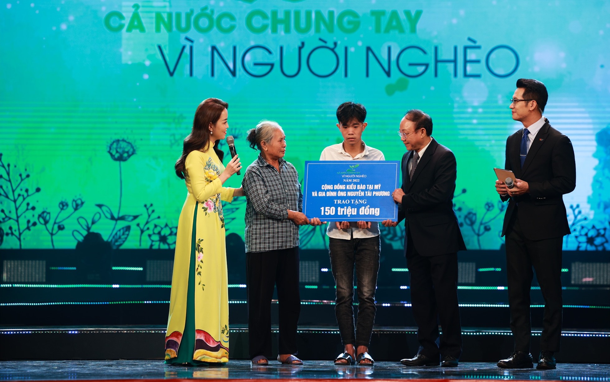 Em Nguyễn Văn Tuấn nhận số tiền hỗ trợ 150 triệu đồng tại chương trình. Ảnh: Hải Nguyễn