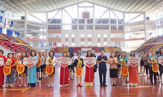 Lễ khai mạc Giải bóng chuyền hơi nữ chào mừng kỷ niệm ngày Phụ nữ Việt Nam. Ảnh: ĐVCC.