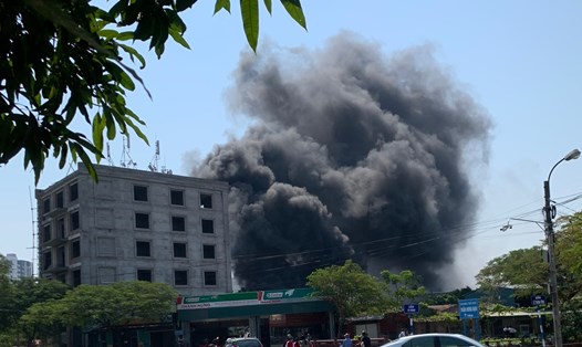 Cột khói từ đám cháy bốc cao giữa phố ở Thái Bình gây lầm tưởng là 1 vụ hỏa hoạn lớn. Ảnh: CTV