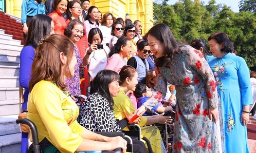 Phó Chủ tịch nước Võ Thị Ánh Xuân gặp mặt Đoàn đại biểu phụ nữ khuyết tật tiêu biểu. Ảnh: Văn Điệp