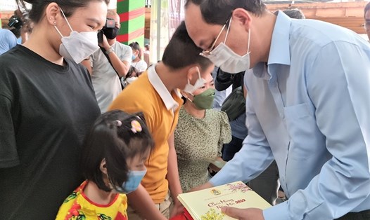Ông Nguyễn Hồ Hải, Phó Bí thư Thành ủy TPHCM lì xì cho các gia đình công nhân tham gia chương trình "Vui Tết cùng thành phố" do LĐLĐ TPHCM tổ chức dịp Tết Nhâm Dần 2022. Ảnh: Nam Dương