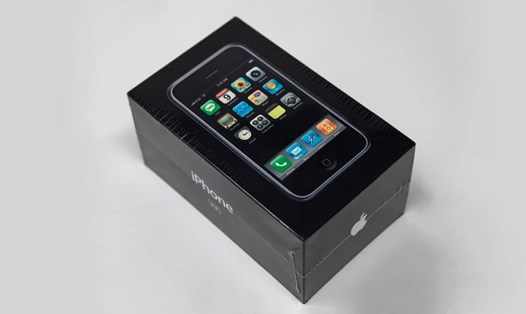 Chiếc iPhone nguyên seal đời đầu, sản xuất năm 2007, được bán đấu giá lên tới gần 40.000 USD. Ảnh: LCG