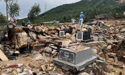 Hơn 600 ngôi mộ tại Đà Nẵng bị sạt lở. Ảnh: TT