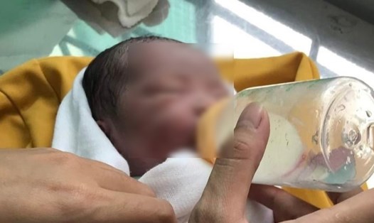 Sau khi được phát hiện bé gái sơ sinh được chăm sóc y tế kịp thời tại trạm y tế xã Vĩnh Trung, TP. Nha Trang.